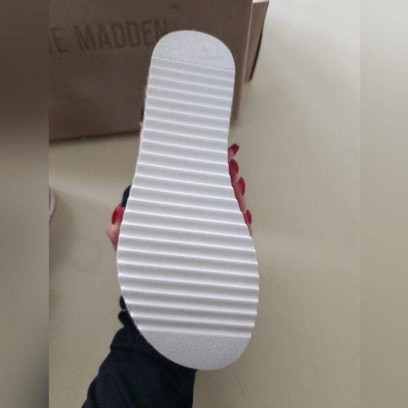 STEVE MADDEN STRAPPY SANDALS 🖤 - Picture 4 of 5